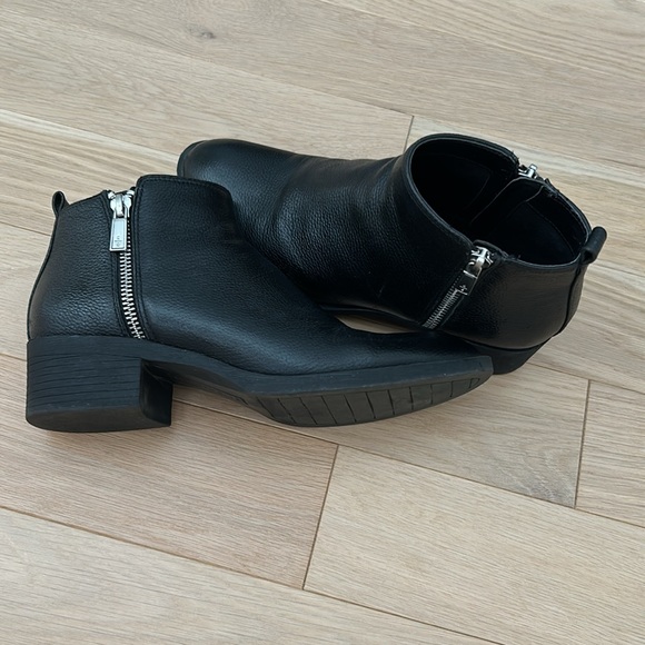 Kenneth Cole Women’s Black Leather Booties. Size 6. Good Condition. - Picture 4 of 5